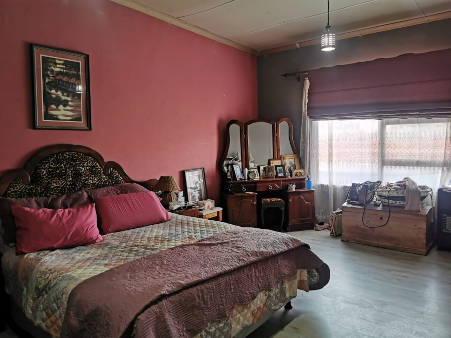 4 Bedroom Property for Sale in Hooikraal Western Cape